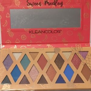 Sweet Medley Eyeshadow Palette with Vibrant Blues and Warm Earthy Tones